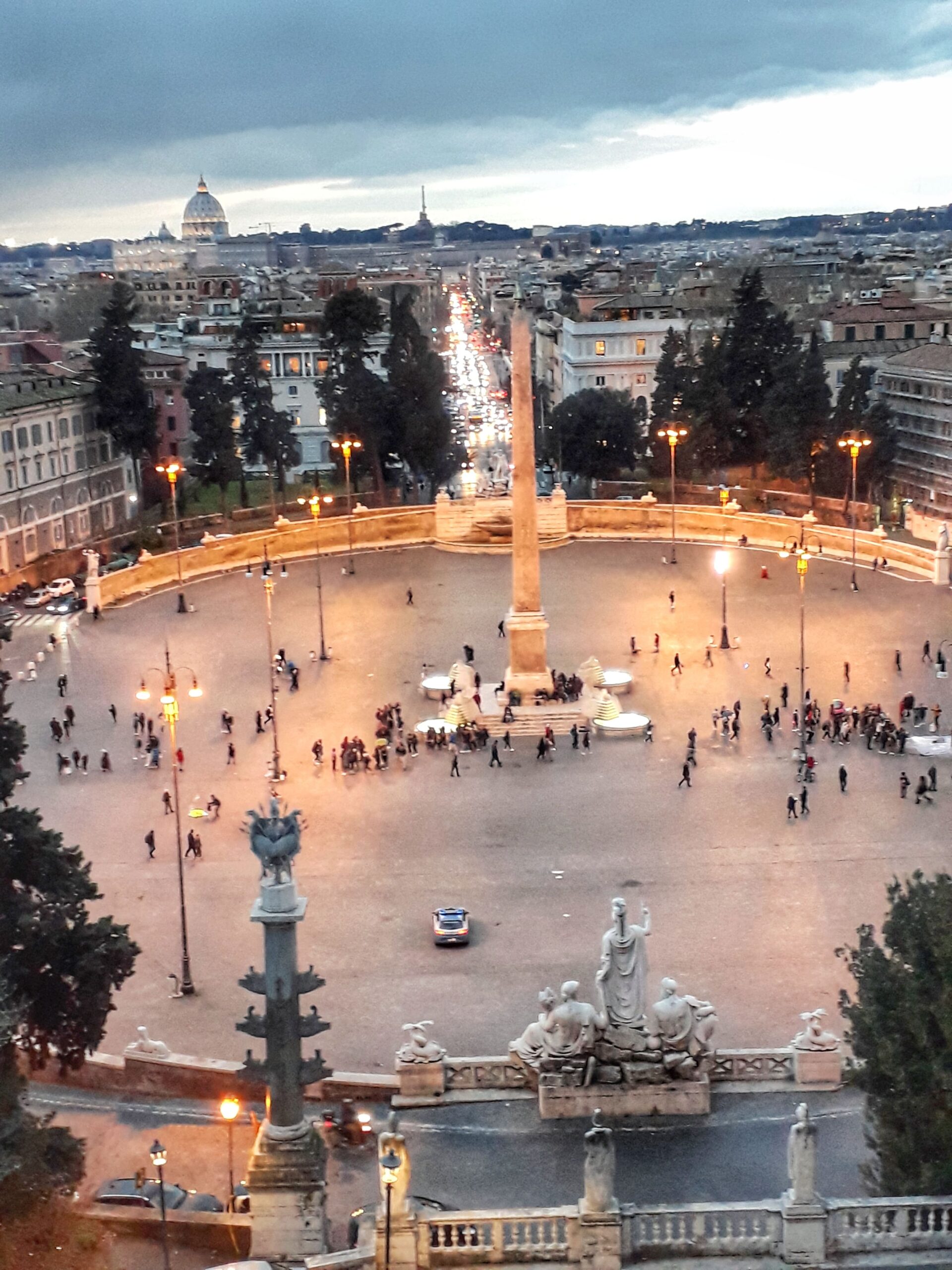 Blick auf den Piazza del Popolo bei Abenddämmerung