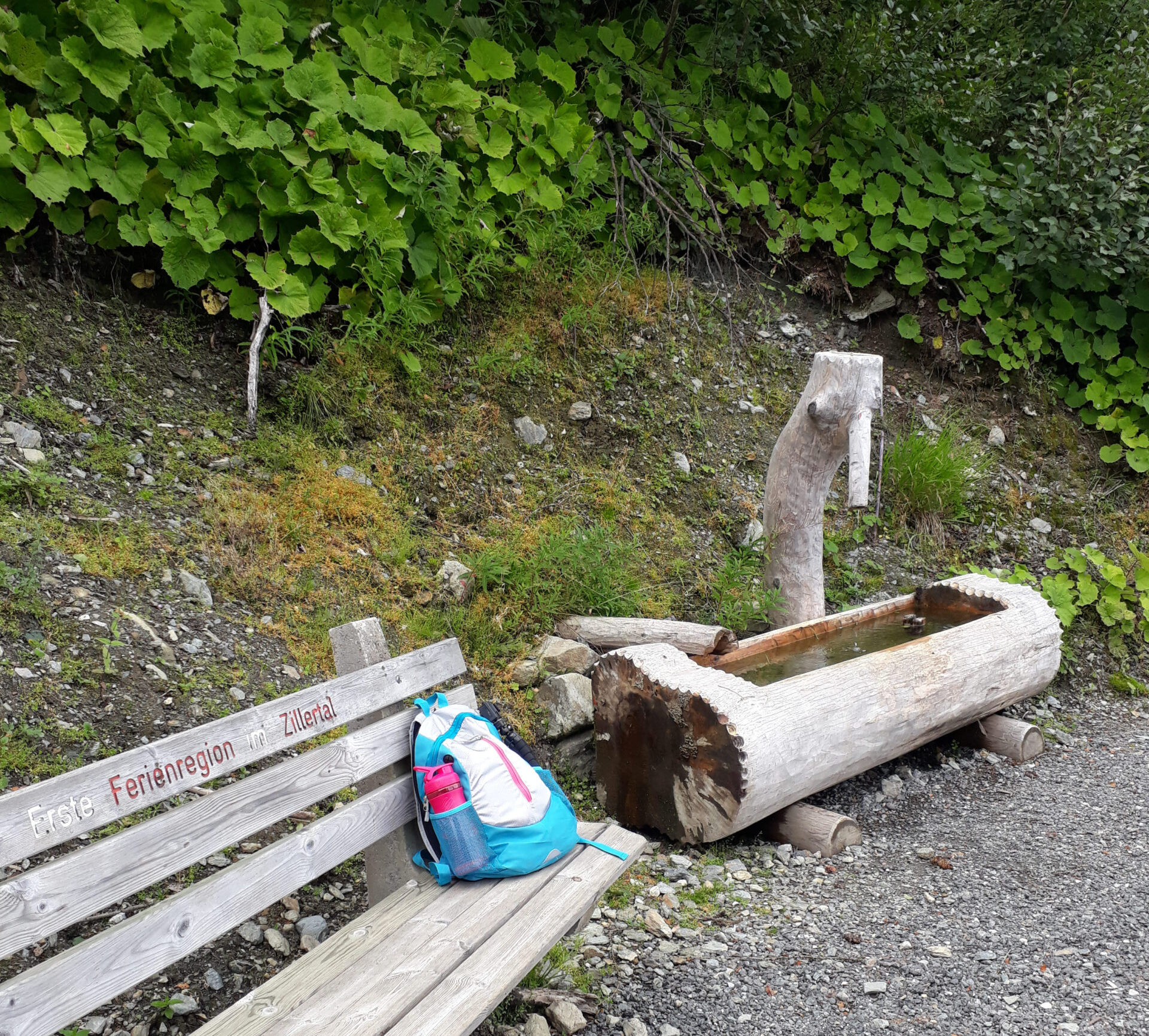 Wanderrucksack auf einer Bank