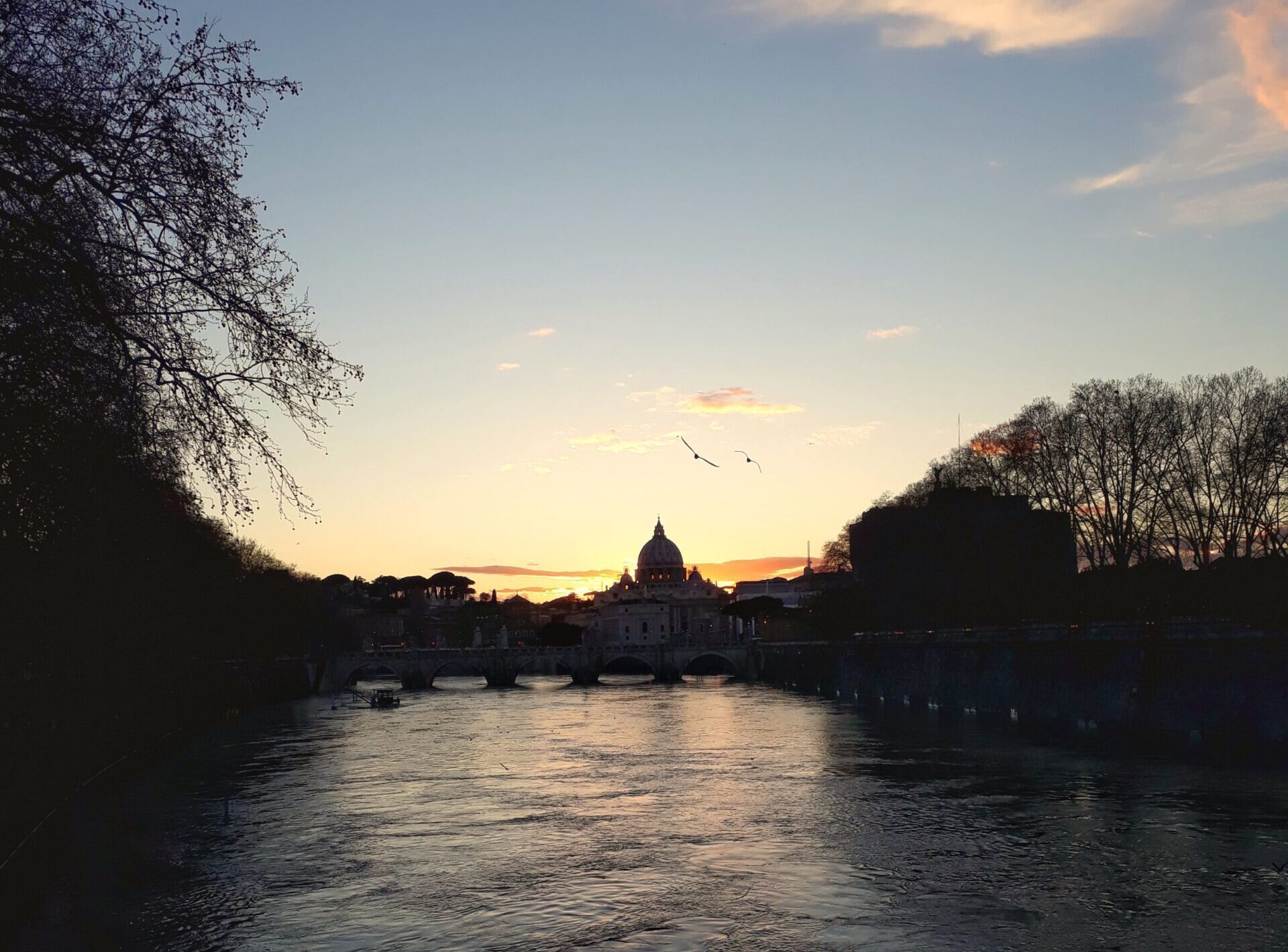 Sonnenuntergang an der Tiber mit Blick auf den Petersdom