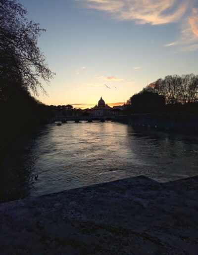 Blick auf den Petersdom bei Sonnenuntergang