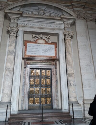 große Tür im Petersdom mit Aufschrift