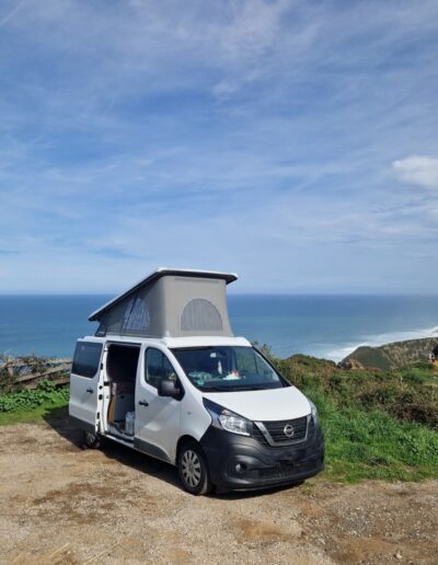 Nissan NV300 mit Aufstelldach am Meer