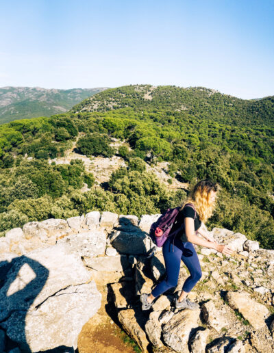 Frau mit Rucksack beim Wandern in den Bergen